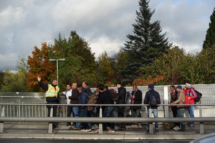 Überforderter Bundespolizist: Eine Gruppe irakischer Migranten versucht, die Wartezeit zu verkürzen und holt nach Zurückweisung Verstärkung.