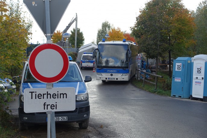 Die Transportlogistik auf der deutschen Seite: Bundespolizei transportiert schnellstmöglich weiter.