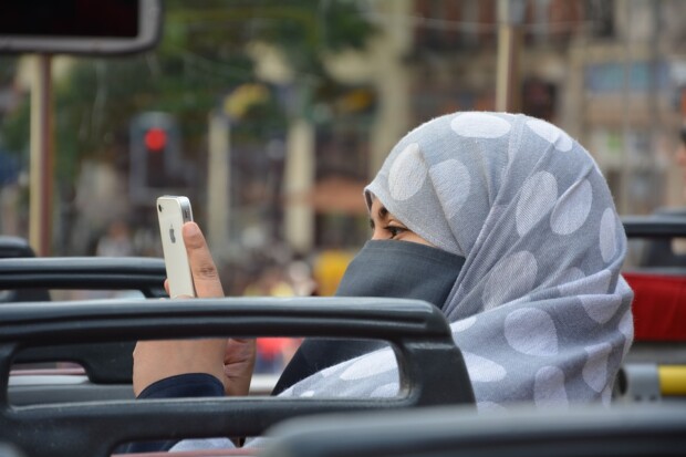 Verschleierungsverbot: „Mobiles Stoffgefängnis“ entrechtet unsere Frauen