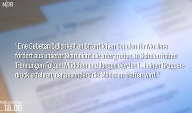 Staatsvertrag mit Muslimen: Frauen zeigen die Rote Karte