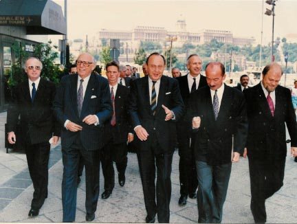 Eröffnung des Büros der Friedrich-Naumann-Stiftung: Botschafter Horvath, Mischnick, Genscher, Goergen, FDP-Sprecher Mahling in Budapest 1989