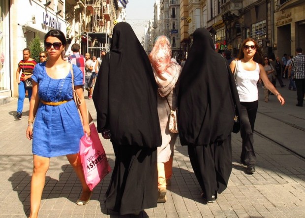 Burka, Niqab und Co. – Keine religiöse Notwendigkeit!