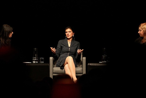 Sahra Wagenknecht hinterrücks ins Sommerloch