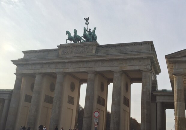 Identitäre auf dem Brandenburger Tor