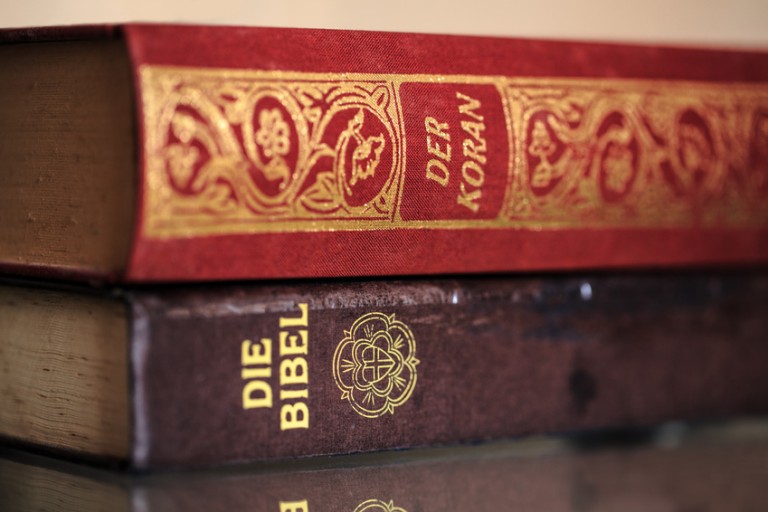 Bibel Und Koran Unterschiede Koran auf Bibel Szene
