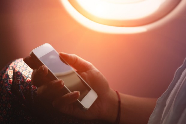 Ein junger Familienrichter erzieht die Mutter ihres Smartphone-Sohnes