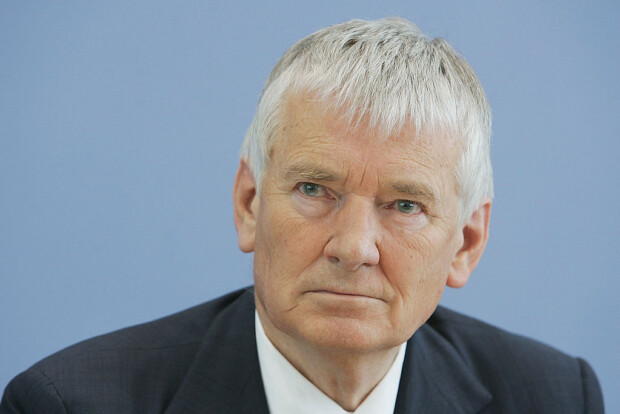 Schily: Abrechnung mit Merkel