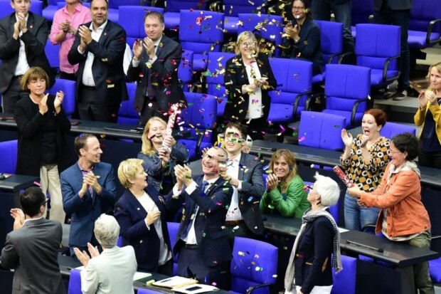 Konfetti-Parade im Deutschen Bundestag