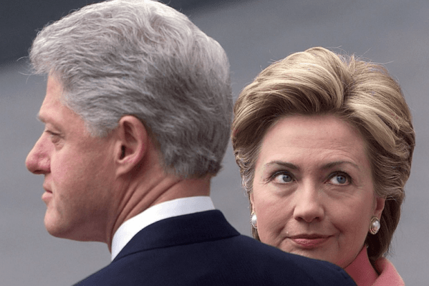 Beuteteam Clinton: Hillary, die Bills Affärenfrauen verfolgen lässt, wenn sie sprechen