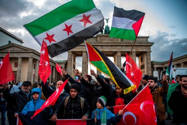 Am Brandenburger Tor: Israelische Fahnen verbrannt und Breitscheidplatzmörder gefeiert