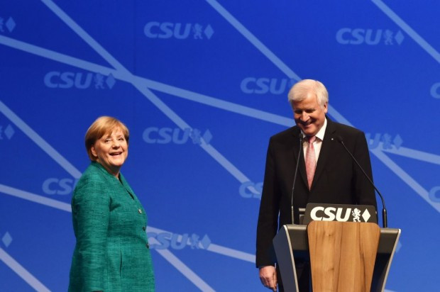 Liebesschwüre auf dem CSU-Parteitag: Seehofer und Merkel fast wie in alten Zeiten