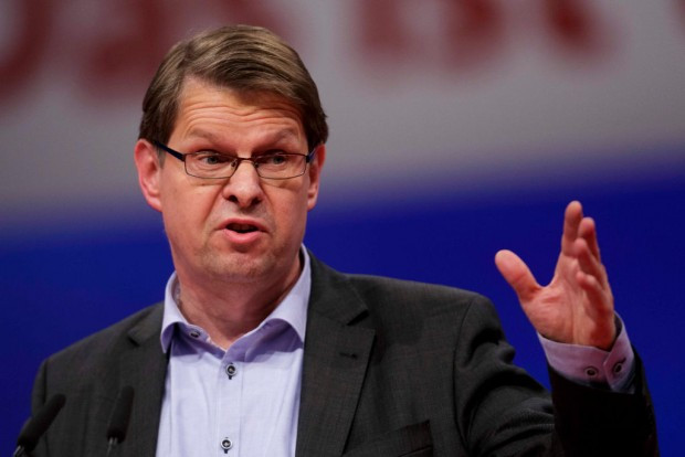Ralf Stegner losgelöst von der Erde