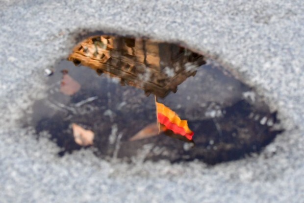 Die 2010-er in einer Szene: Merkel wirft die Flagge weg