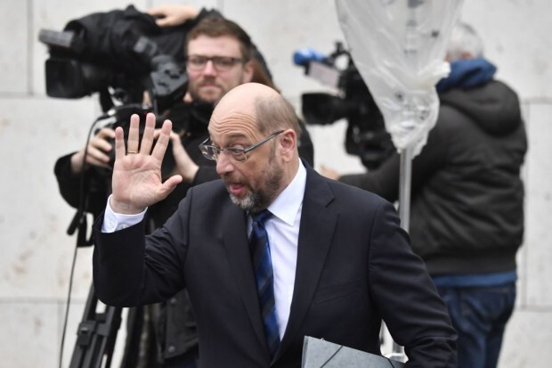 Schulz demonstriert an Gabriel, was er unter Solidarität versteht