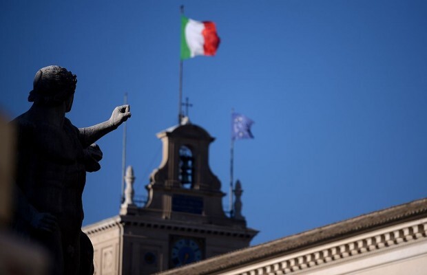 In Italien wird vielfach die EU-Flagge eingeholt