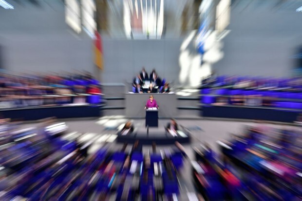 UN-Migrationspakt:  Kasperle-Theater im Bundestag