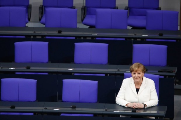 Merkel allein zuhaus‘