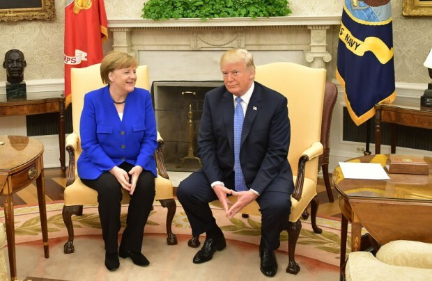 „A desperate Merkel gets Trumped“: Koch und Kellnerin