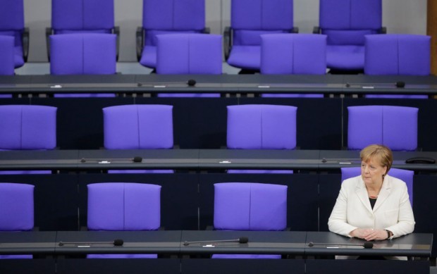 Seehofer und Merkel 5: Angela mutterseelenallein