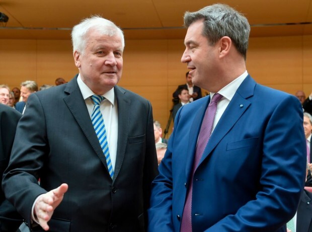Seehofer und Merkel 9: Sie schlägt den Aufstand in der CDU nieder, er muss nun allein handeln