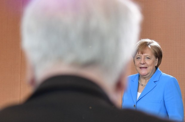 Seehofer und Merkel 7: „unter der europäischen Decke“