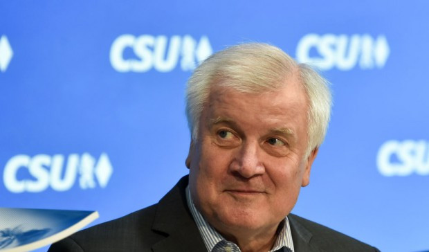 Seehofer und Merkel 13: Die Lawine rollt
