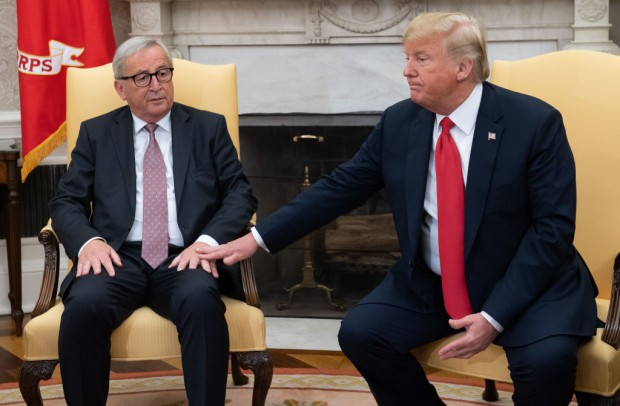 Trump und Juncker pokern