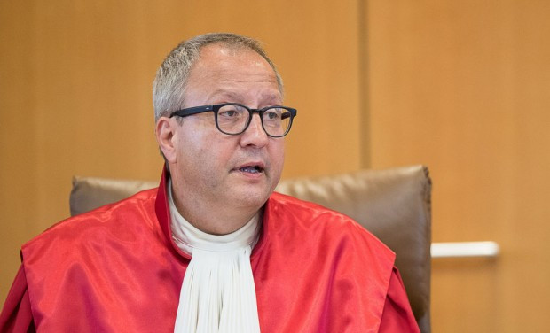 Präsident des Bundesverfassungsgerichts Voßkuhle kritisiert Seehofer und Dobrindt