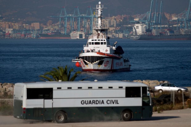 Hohe Strafe gegen NGO angedroht: Spaniens Sozialdemokraten-Regierung ist strenger als Italien