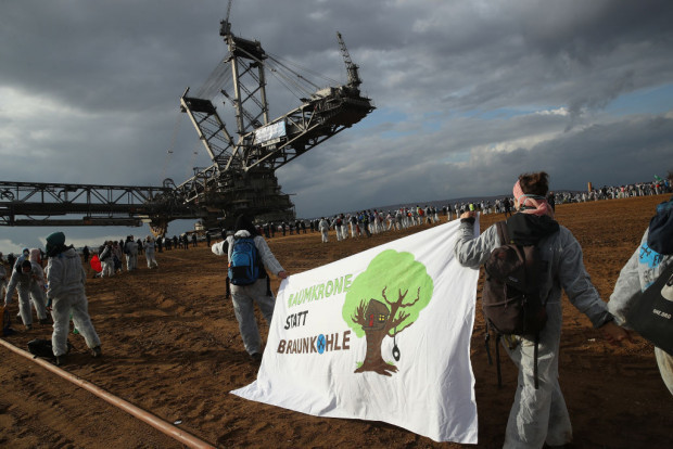 Steine aus dem Hambacher Forst auf die Polizei
