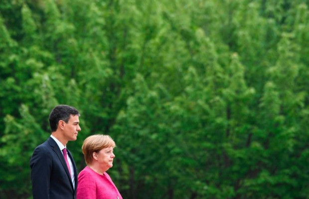 Fährt Angela Merkel als Bittstellerin oder mit dem Scheckbuch nach Spanien?