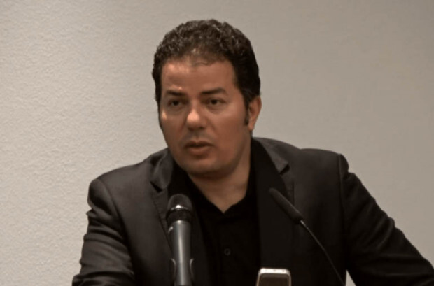 Eine Konvertitin demonstriert ihre Einstellung