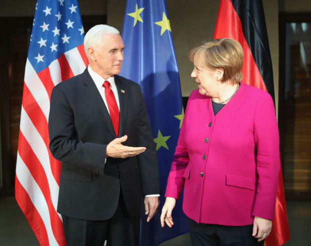 Merkel und Pence in München: Alte und Neue Welt