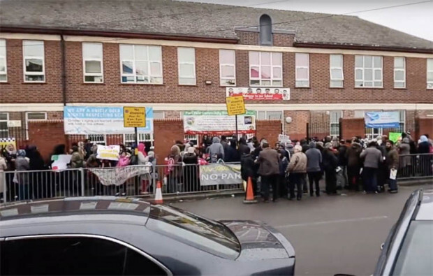 Muslimische Eltern protestieren in England gegen LGBT-„Gehirnwäsche“