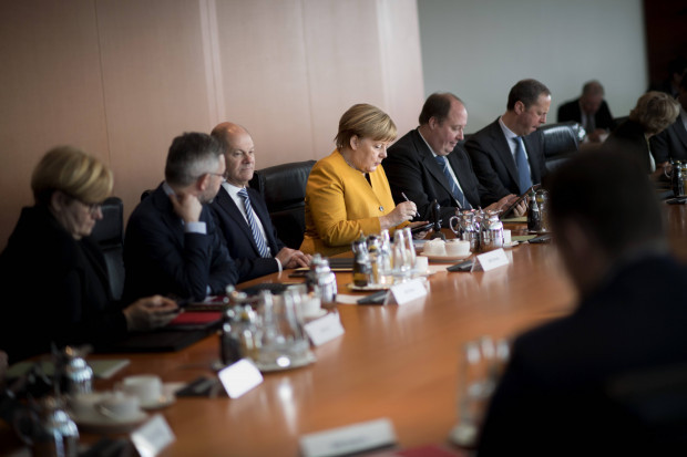Liefert UFA auf Bestellung Meinungen für Bundeszentrale und Stiftung?