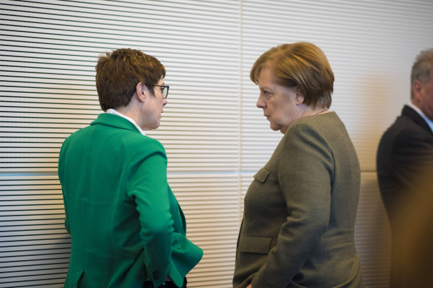 Die SPD sollte sich überschwenglich bei Merkel und AKK bedanken