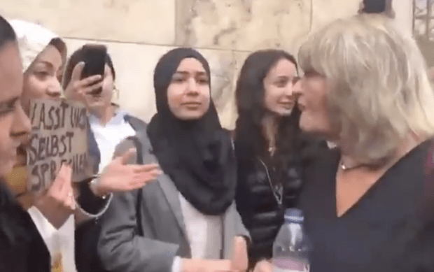 Alice Schwarzer zu Muslima: „Oh, ich dachte, nur ein Mann darf Sie nicht anfassen!“