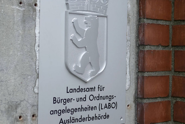 Berlin kollabiert endgültig: Raub von 20.000 Aufenthaltspapieren samt Siegel