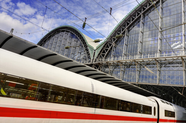 Frankfurt: Achtjähriges Kind vor einfahrenden Zug gestoßen