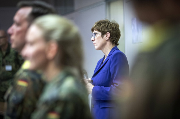 AKK versucht, ihr Ministeramt zu retten – doch auch das entscheiden andere