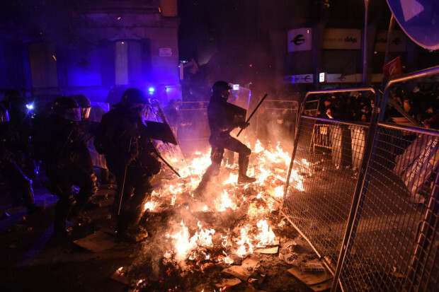 Spaniens Regierung kommt ins Schwitzen