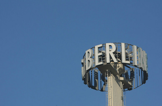 Eine Zeitung in der Hand der Stasi