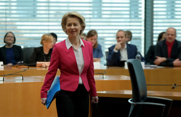 Untersuchungsausschuss: Ursula von der Leyen gibt das Unschuldslamm