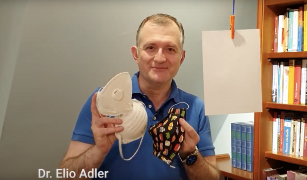 Ein Arzt demonstriert, was der selbstgenähte Mundschutz bringt