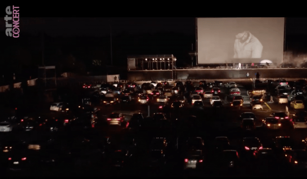 Kreativität in Coronazeiten: Sido rappt im Autokino