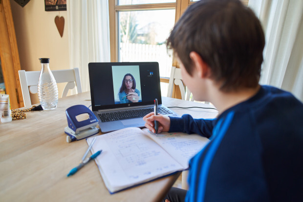 Videokonferenz statt Klassenzimmer – kommt der Volkscomputer?