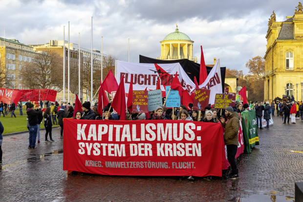 Linke nutzen die Pandemie für die Forderung nach einem „Systemwechsel“ – mit kruden Parolen