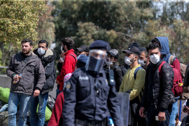 Sieben Transportschiffe der türkischen Marine bereit, Migranten überzusetzen