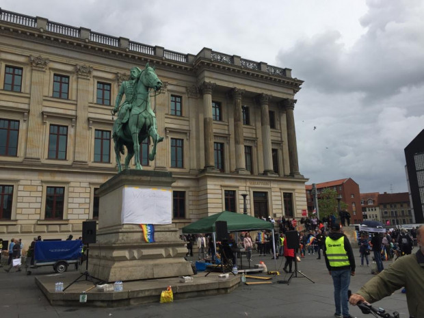 Immer grotesker: Demos, Gegendemos zu Corona und eine nervöse Polizei