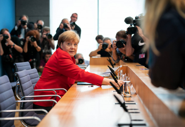 Merkel und die Pfauenfederwedler der Macht